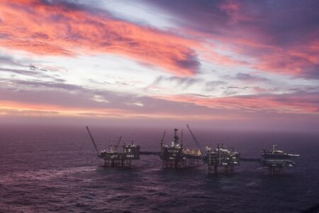 Oljeplattformar i havet.