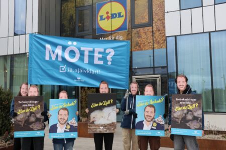 Demonstranter utanför Lidl:s huvudkontor.