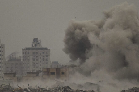 Rök stiger mot himlen efter ett israeliskt bombanfall i Gazaremsan, sett från södra Israel, måndagen den 7 april 2025