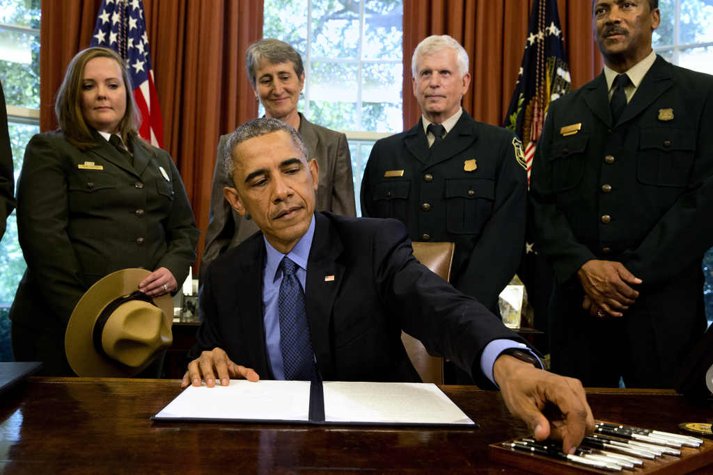 På bilden: President Barack Obama signerar den 10 juli 2015 utnämningen av tre nya nationalmonument: Berryessa snow mountain i Kalifornien, Waco mammoth i Texas och Basin and range i Nevada, i Ovala rummet i Vita huset.