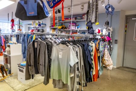 Second hand-kläder och leksaker.