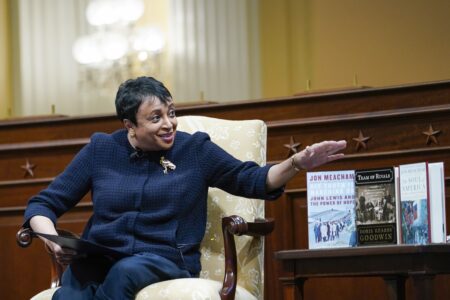 Carla Hayden visar ett antal böcker.