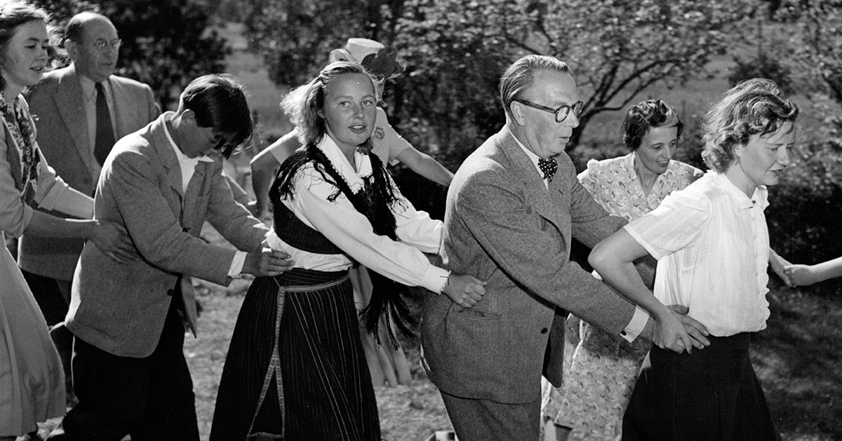 ”Men samtidigt som nationalismen och rasismen tycks ha varit en röd tråd i svensk politik så vet vi att trender kan brytas.” ”Men samtidigt som nationalismen och rasismen tycks ha varit en röd tråd i svensk politik så vet vi att trender kan brytas.”