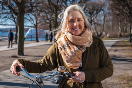 Karolina Skog med en cykel.