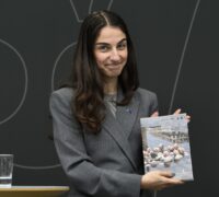 Romina Pourmokhtari håller i en utredning hon tagit emot.