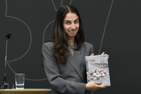 Romina Pourmokhtari håller i en utredning hon tagit emot.