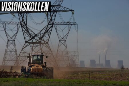 Traktor framför elverk och kolkraftverk