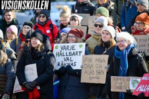 människor med plakat "varje hållbart val räknas", vinjett i bild: Visionskollen