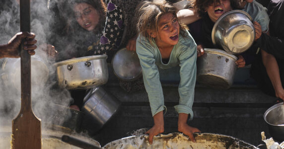 Trängsel vid ett soppkök i Gaza.