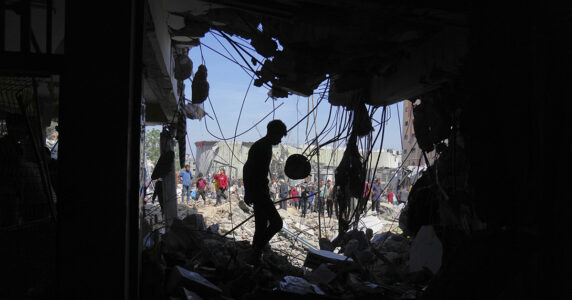 Människor bland ruiner.