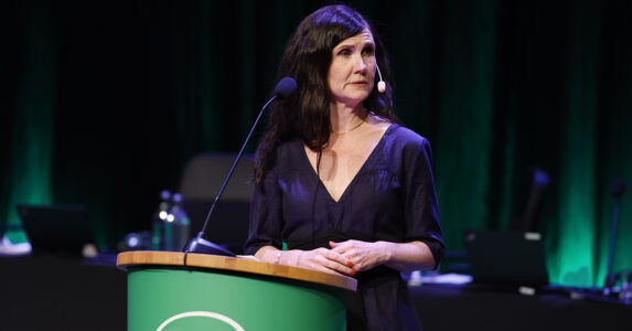 Före detta MP-språkröret Märta Stenevi på kongress.