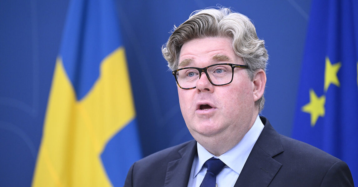 ”Människor förlorar sin personliga integritet och sätts i situationer som de kanske inte har råd att reda upp. Och meningen är att vi ska acceptera det för att de behandlas som om fattigdom vore ett brott.”
