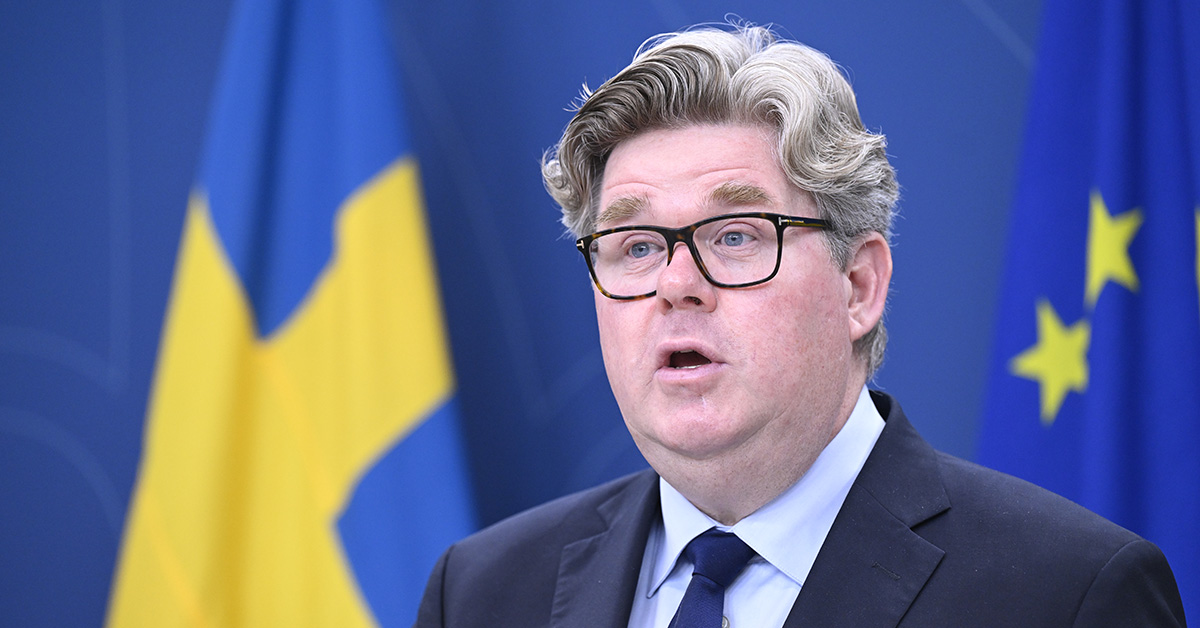 ”Människor förlorar sin personliga integritet och sätts i situationer som de kanske inte har råd att reda upp. Och meningen är att vi ska acceptera det för att de behandlas som om fattigdom vore ett brott.” ”Människor förlorar sin personliga integritet och sätts i situationer som de kanske inte har råd att reda upp. Och meningen är att vi ska acceptera det för att de behandlas som om fattigdom vore ett brott.”