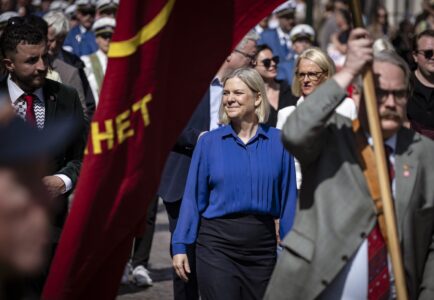 Magdalena Andersson går i första maj-tåg.