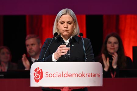 Magdalena Andersson i talarstolen.