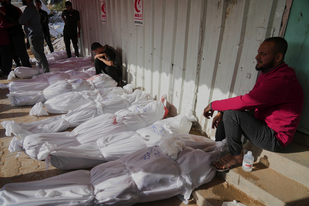 Ett barn bärs bort från spillrorna efter ett israeliskt flyganfall mot Jabaliya i norra Gaza den 14 maj 2025.