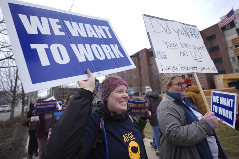 Tidigare anställda på NOAA i protest.