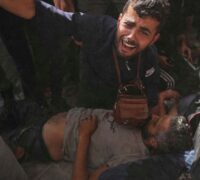 En man reagerar över kropparna av några av offren för en israelisk arméattack mot en restaurang, som dödade minst 29 personer, i Gaza City, onsdagen den 7 maj 2025.(AP Photo/Jehad Alshrafi)