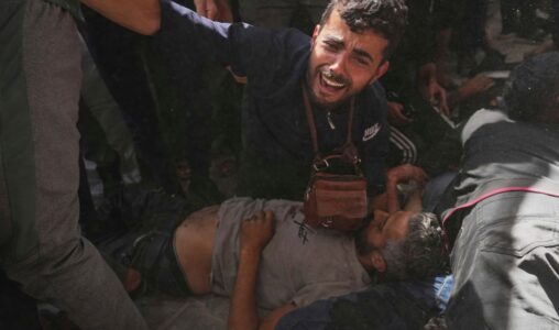 En man reagerar över kropparna av några av offren för en israelisk arméattack mot en restaurang, som dödade minst 29 personer, i Gaza City, onsdagen den 7 maj 2025.(AP Photo/Jehad Alshrafi)