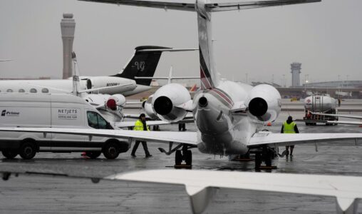 Privatjet som tankas.