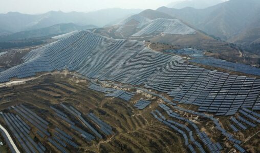 Berg täckt av solpaneler i Kina.