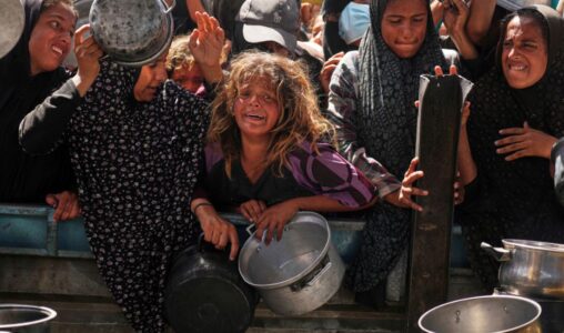 Flicka skriker efter mat i Gaza.