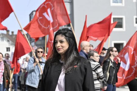 Nooshi Dadgostar i första maj-tåg.