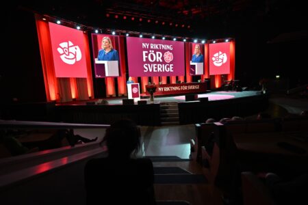 Partiledare Magdalena Andersson står på scenen under Socialdemokraternas partikongress.