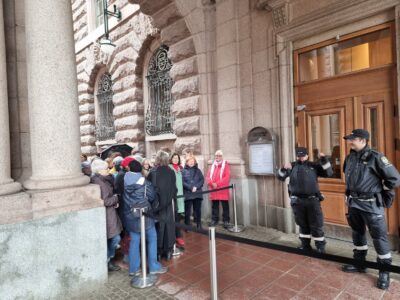 Rebellmammor i kö utanför riksdagshuset.