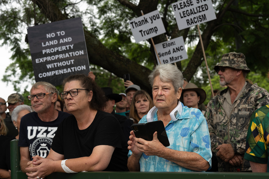Demonstranter utanför USA:s ambassad i Pretoria visar stöd för Trumps linje mot vad han kallar rasistiska lagar och markexpropriering i Sydafrika, 15 februari 2025.