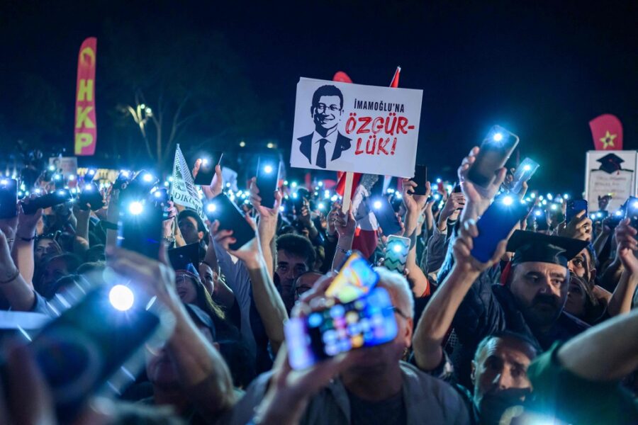 Demonstranter håller upp sina mobiltelefoner och plakat med texten “Frihet för Imamoglu” under en demonstration mot fängslandet av Istanbuls borgmästare Ekrem Imamoglu, organiserad av Turkiets största oppositionsparti, CHP, på Beyazit-torget i Istanbul den 7 maj 2025.