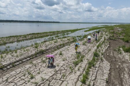 Folk promenerar på en uttorkad flodbädd.