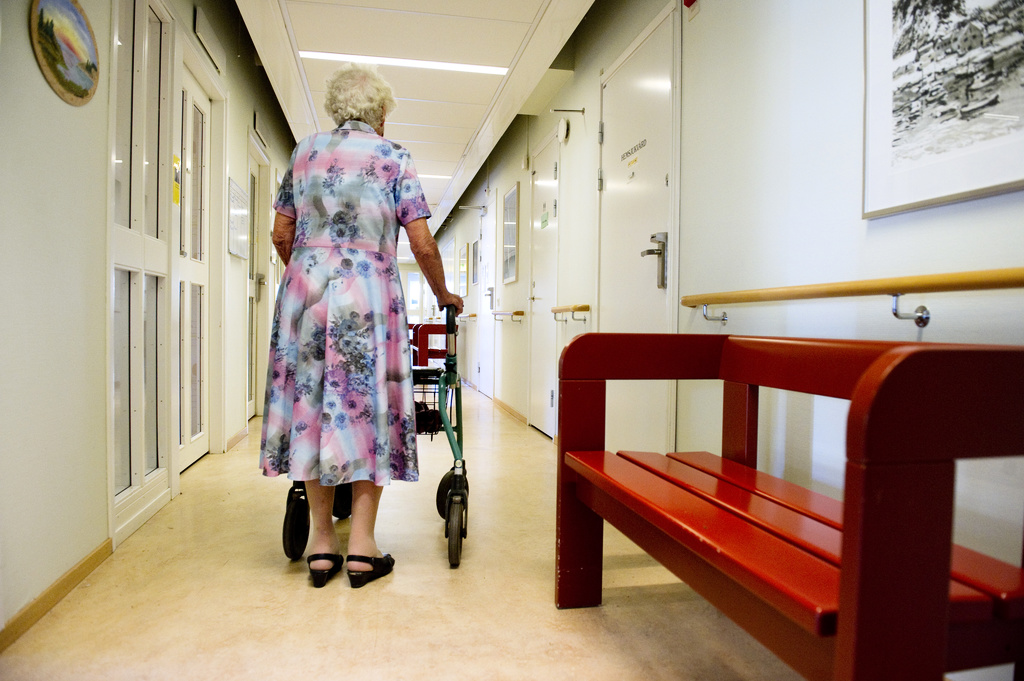 Förespråkare av privatiseringen i äldreomsorgen lovar bättre villkor – men verkligheten säger något annat.
