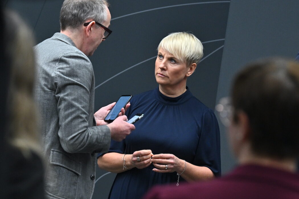 Anna Tenje intervjuas av journalist