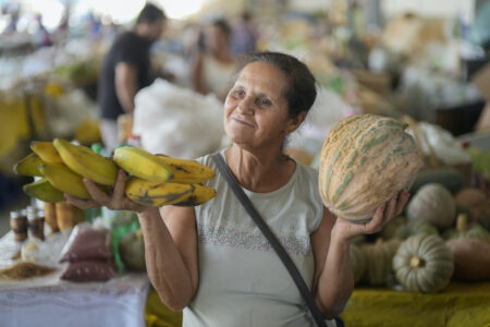 kvinna på fruktmarknad