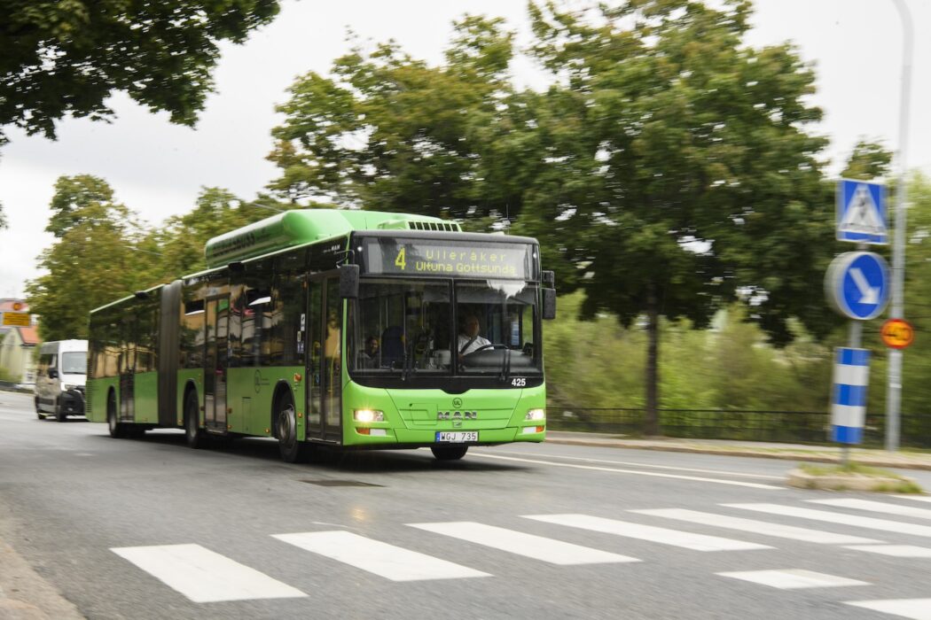 En buss kör på en nästan tom väg.
