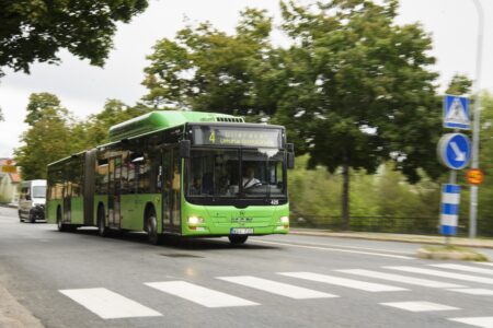 En buss kör på en nästan tom väg.