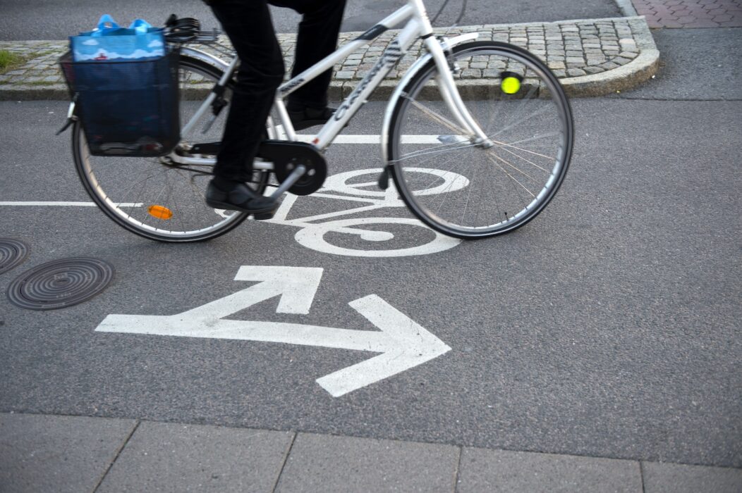Cykel på cykelbana.
