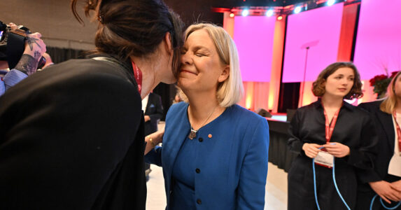 Magdalena Andersson hälsar på någon under Socialdemokraternas kongress.