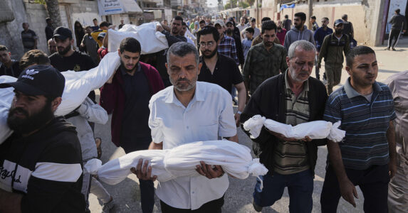 Palestinska män bär bylten med döda barn.