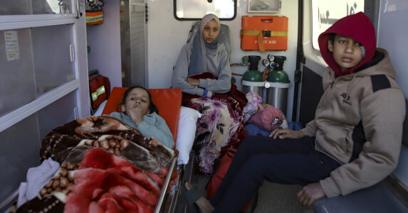 Tre barn i en ambulans.