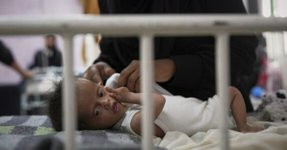 Ett litet barn i en säng på ett sjukhus.