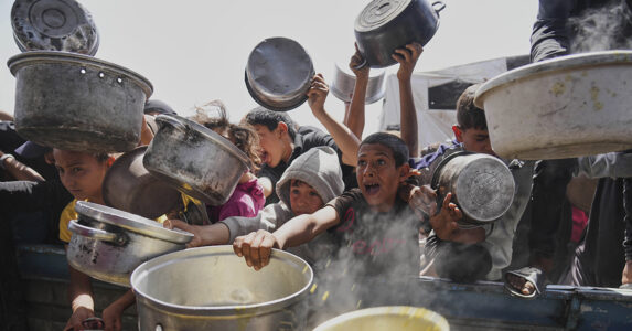 Barn med tomma matskålar.