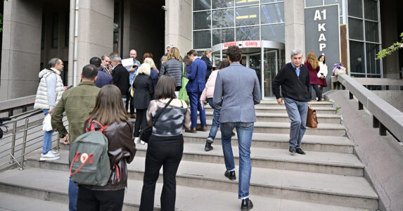 Folk i en trappa upp till en entré.