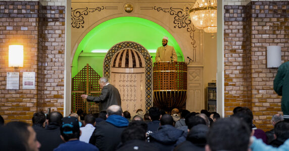 Fredagsbön i Stockholms moské.