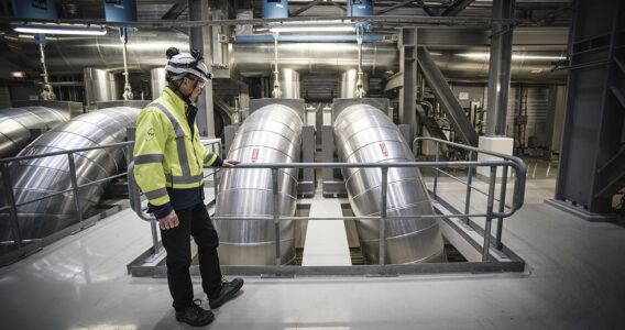 En man i ett kärnkraftverk.