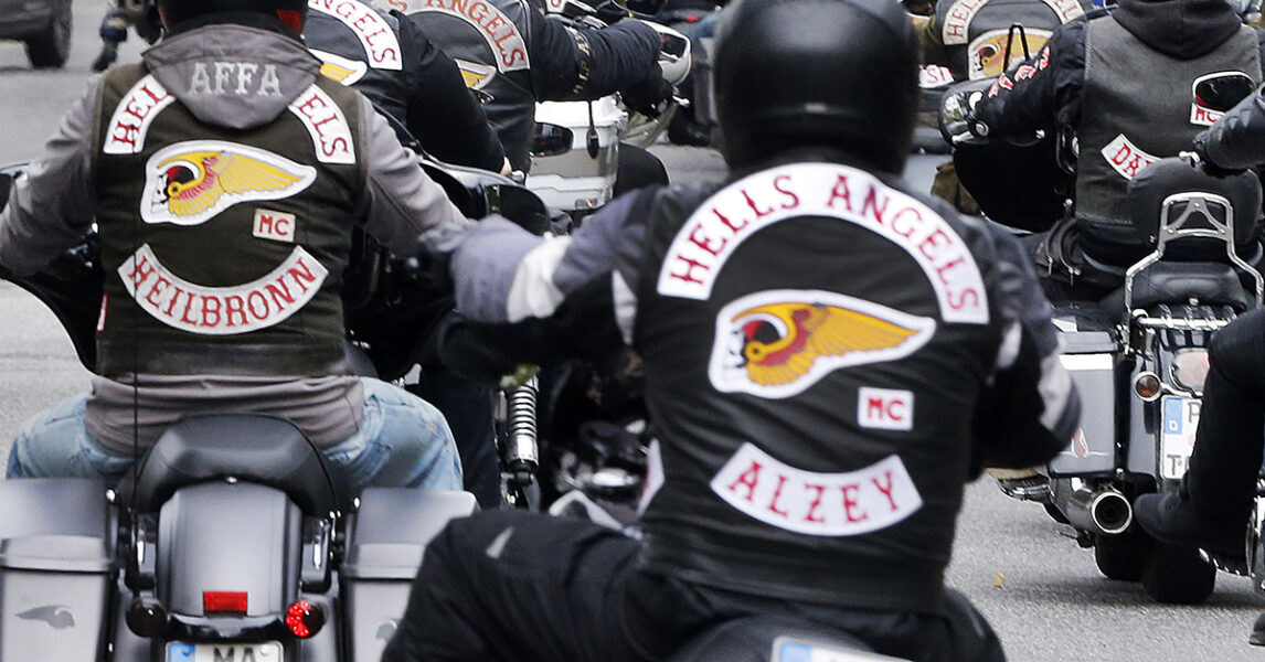 Hells angels kör motorcykel.