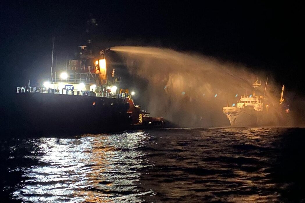 Ett fartyg med människorättsaktivister ombord från organisationen Freedom Flotilla attackerades igår på Medelhavet.
