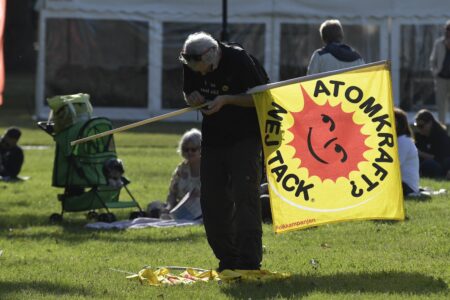 Aktivist med flagga med texten "Atomkraft, nej tack".