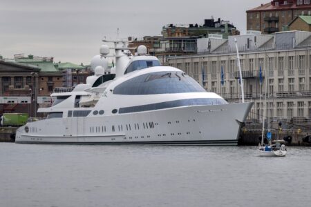 Lyxyacht vid Amerikaskjulet i Göteborgs hamn.